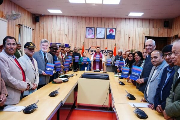 “उत्तराखण्ड @25 : लुकिंग बैक-लुकिंग फॉरवर्ड” पुस्तक का मुख्यमंत्री पुष्कर सिंह धामी ने किया विमोचन