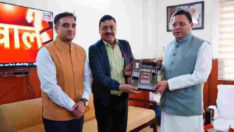 मुख्यमंत्री को सौंपा प्रदेश को राष्ट्रीय स्तर पर मिले व्यापार सुधार कार्य योजना के तहत टॉप अचीवर्स पुरस्कार