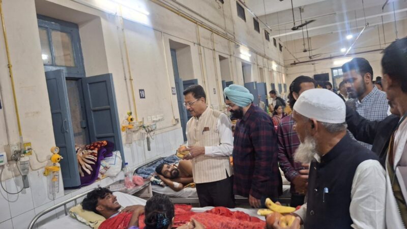 कांग्रेस का रजत जयंती समारोह, अस्पतालों में मरीजों को वितरित किए फल