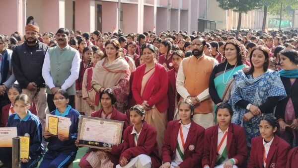 संविधान दिवस पर राष्ट्र की एकता, संप्रभुता बनाए रखने का लिया संकल्प