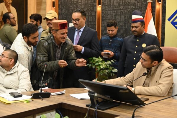 102 शिकायतें, DM सविन बंसल का तुरंत एक्शन : जनता दर्शन में सामने आए गंभीर मामले, फ्रॉड पर FIR के निर्देश