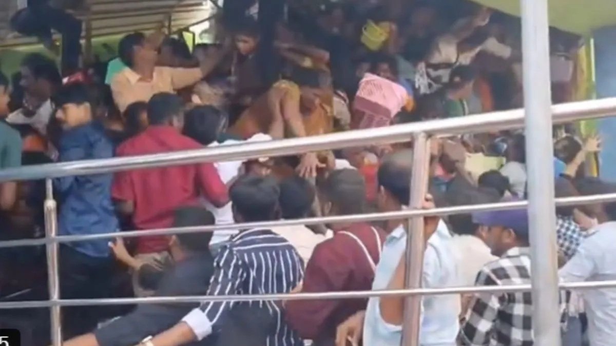 श्रीकाकुलम मंदिर में भगदड़, 9 श्रद्धालुओं की मौत, कई घायल