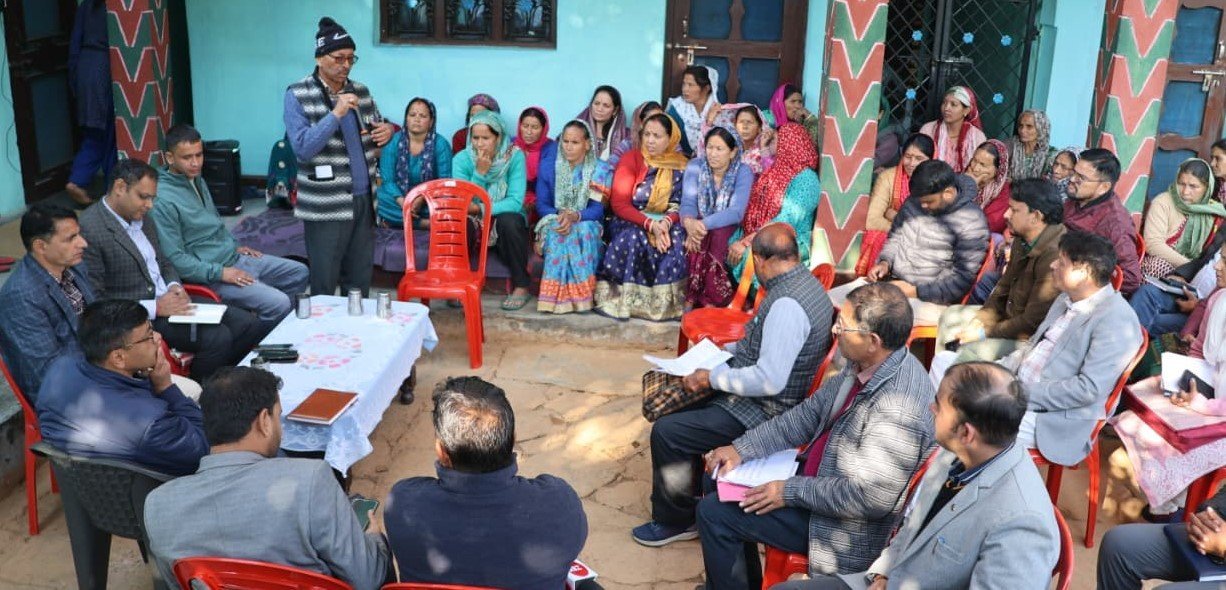 हणज आंगनबाडी केंद्र व प्रावि का डीएम ने किया औचक निरीक्षण