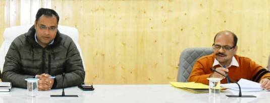 गांवों के विकास और आजीविका बढ़ाने पर जिलाधिकारी ने की समीक्षा बैठक