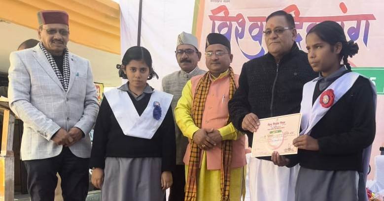 विश्व दिव्यांग दिवस पर बांटी सामग्री