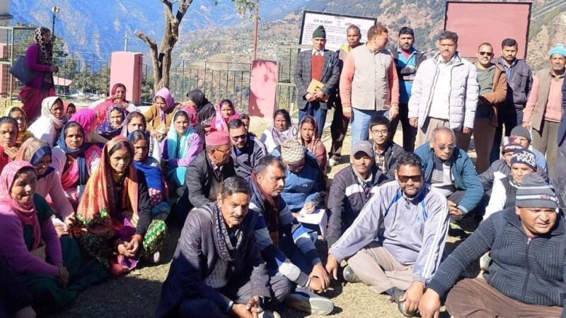 रैंसू मोटर मार्ग निर्माण में लेटलतीफी को ग्रामीणों का प्रदर्शन