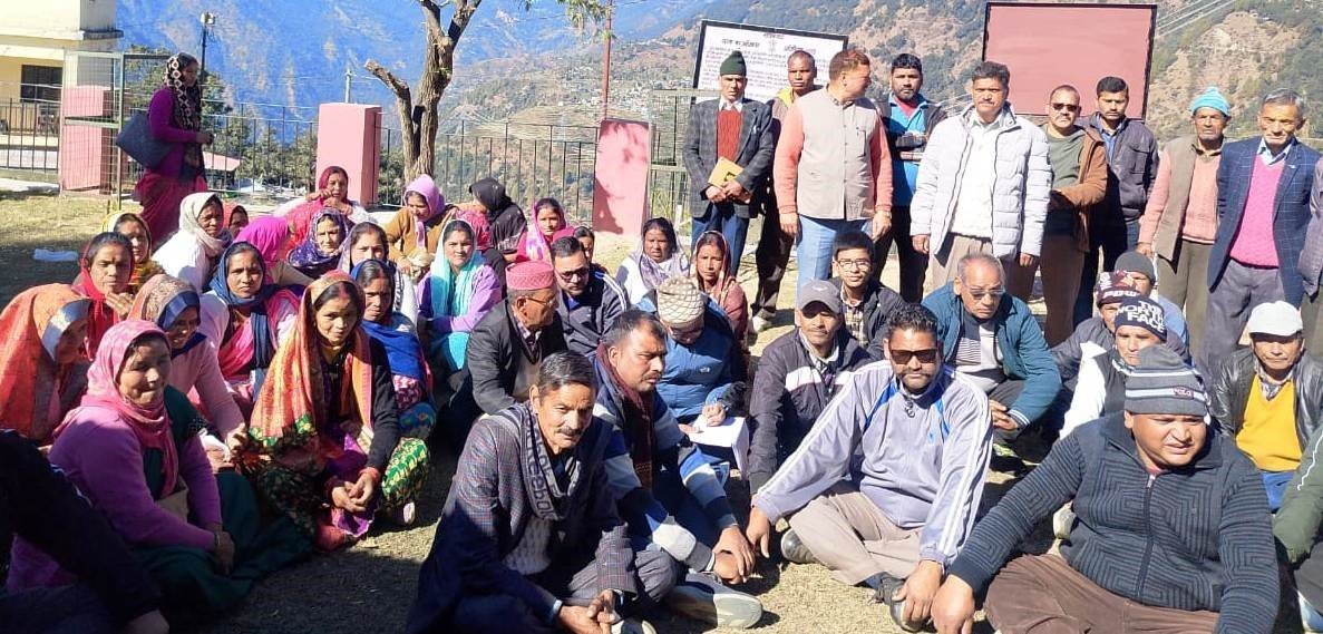 रैंसू मोटर मार्ग निर्माण में लेटलतीफी को ग्रामीणों का प्रदर्शन