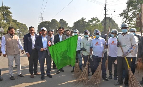 डीएम मयूर दीक्षित ने सिडकुल में शुरू किया सफाई अभियान, जनपद को स्वच्छ और सुंदर बनाने का लक्ष्य, औद्योगिक इकाइयों और निवासियों से सहयोग की अपील