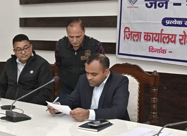 डीएम मयूर दीक्षित की अध्यक्षता में जनसुनवाई, 80 शिकायतें दर्ज, 35 का मौके पर निस्तारण; अधिकारियों को त्वरित कार्रवाई के निर्देश