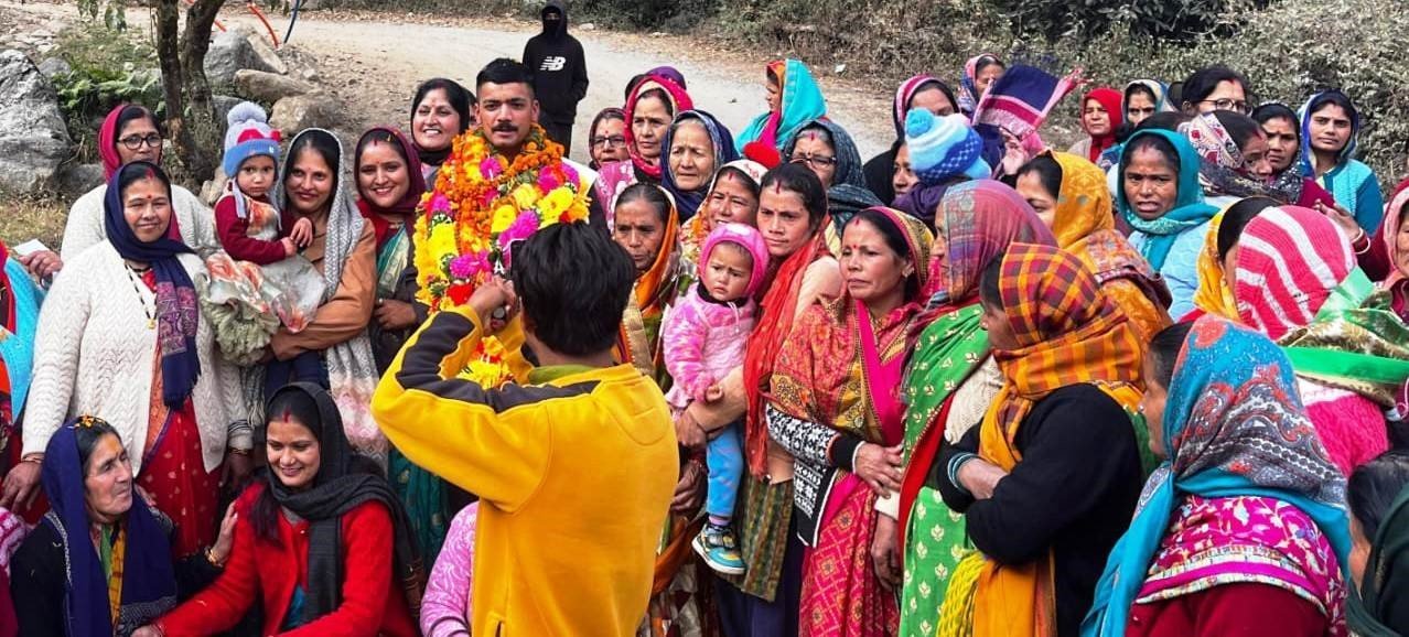 सैन्य अफसर शशांक बिष्ट को ग्रामीणों ने किया सम्मानित