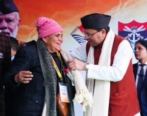 सीएम ने विजय दिवस पर शहीद स्मारक में पुष्पचक्र अर्पित कर वीर बलिदानियों को दी श्रद्धांजलि