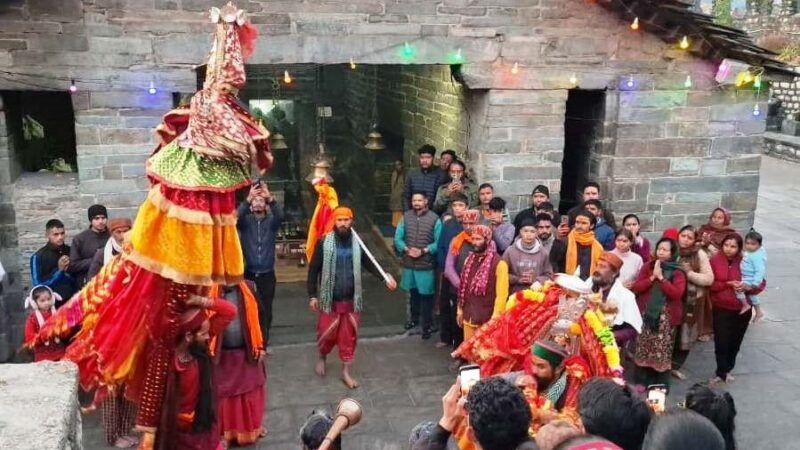 मां कालिंका प्रवास पर पहुंची देवलधार, भक्तों की पुष्प वर्षा