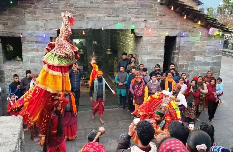 मां कालिंका प्रवास पर पहुंची देवलधार, भक्तों की पुष्प वर्षा