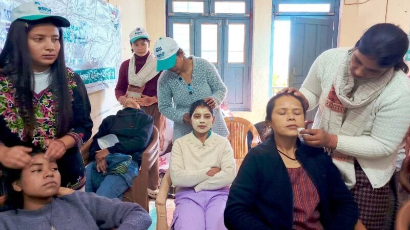 बेरोजगार युवतियों को ब्यूटीशियन का प्रशिक्षण शुरू