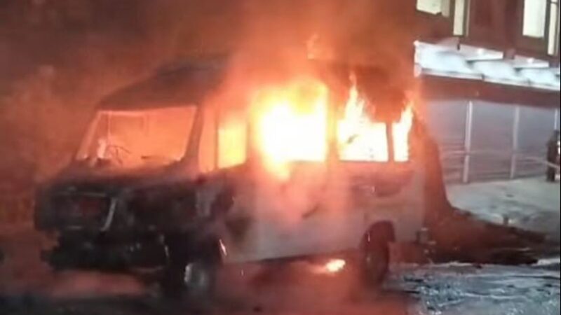 बदरीनाथ हाईवे पर खड़े दो वाहनों पर धधकी आग से मची अफरा तफरी