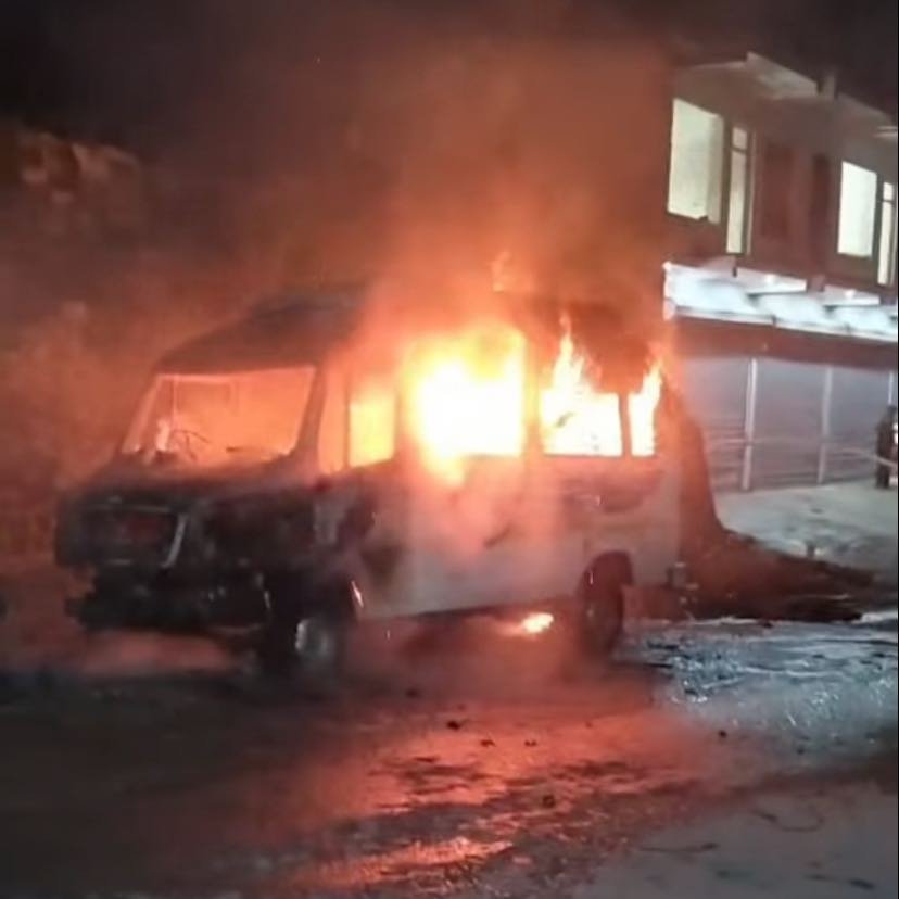 बदरीनाथ हाईवे पर खड़े दो वाहनों पर धधकी आग से मची अफरा तफरी