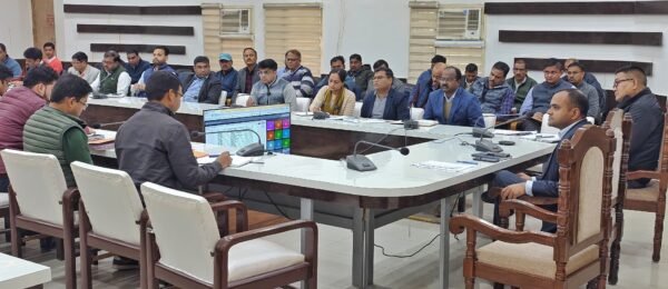 डीएम मयूर दीक्षित ने सभी जिला स्तरीय अधिकारियों के साथ की समीक्षा बैठक, दिए सख्त निर्देश