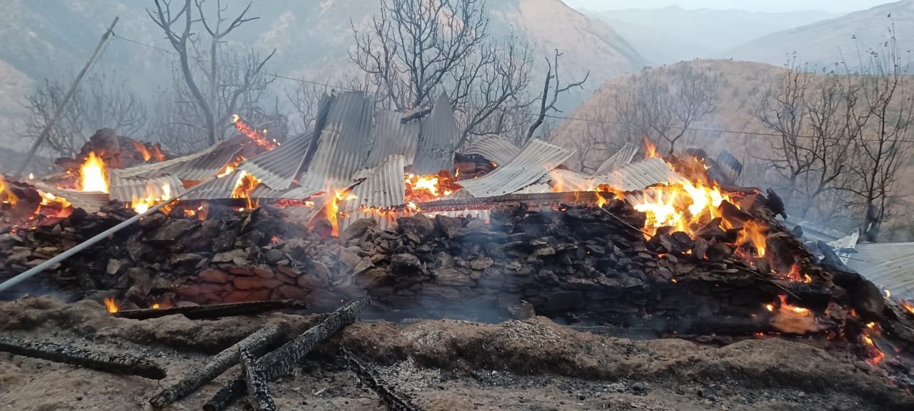 उत्तराखंड : मोरी क्षेत्र के ग्राम डामटी थुनारा में लगी भीषण आग, तीन मंजिला मकान जलकर राख