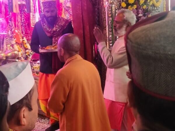 उत्तर प्रदेश के मुख्यमंत्री योगी आदित्यनाथ ने किए सिद्धबली बाबा के दर्शन