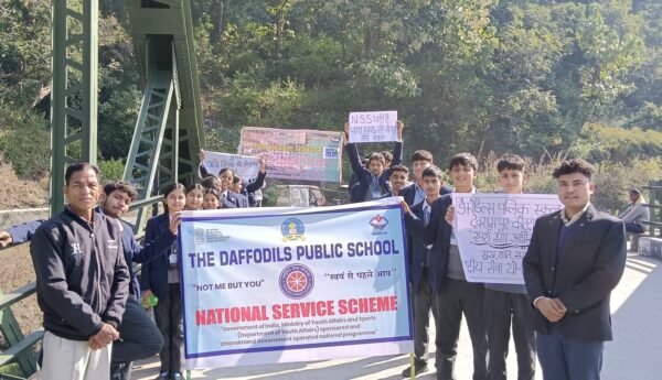 डैफोडिल पब्लिक स्कूल ने स्पर्श गंगा अभियान के अंतर्गत मालन नदी कण्वाश्रम में चलाया स्वच्छता अभियान