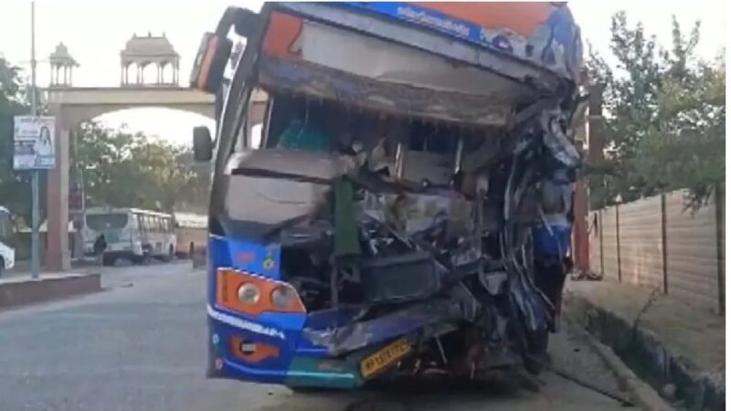 खाटू श्याम जा रहे तीर्थयात्रियों की बस ट्रक से टकराई, 3 की मौत, 28 घायल