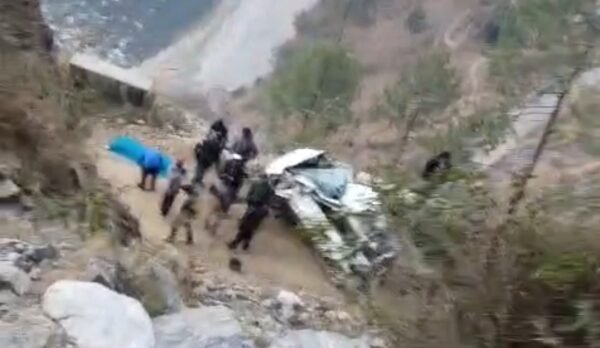 उत्तराखंड में दर्दनाक सड़क हादसा, गहरी खाई में गिरी कार, तीन की मौत, दो गंभीर घायल