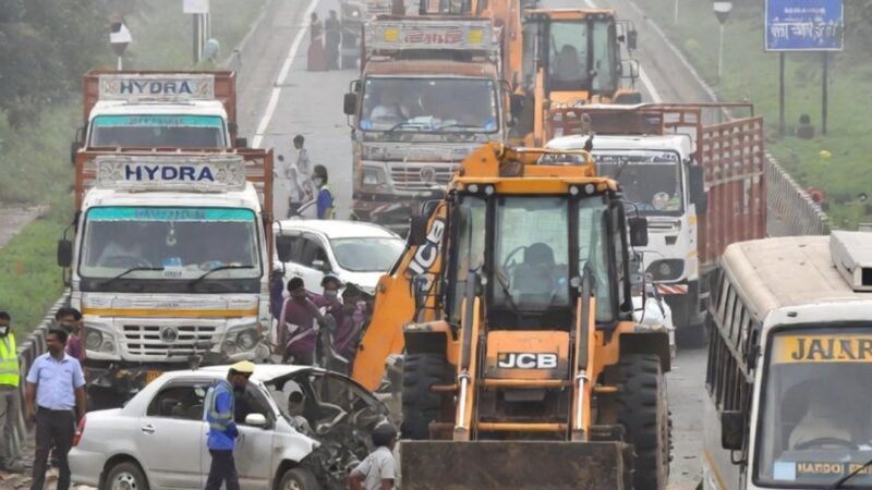 NH पर घने कोहरे में भीषण हादसा : दो की मौत, 10 घायल