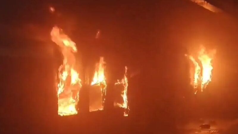 ट्रेन में भीषण आग : टाटानगर-एर्नाकुलम एक्सप्रेस के दो कोच जलकर खाक, एक यात्री की मौत