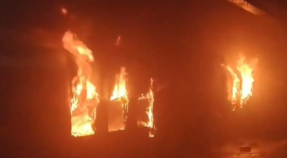 ट्रेन में भीषण आग : टाटानगर-एर्नाकुलम एक्सप्रेस के दो कोच जलकर खाक, एक यात्री की मौत