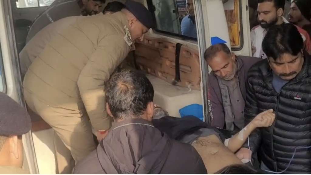 लक्सर फ्लाईओवर पर पेशी के दौरान कुख्यात पर फायरिंग, दो पुलिस कांस्टेबल सहित तीन घायल