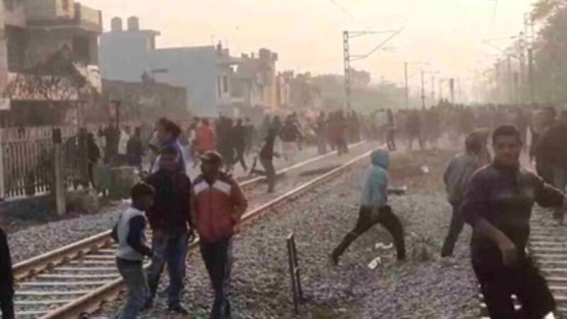 वन भूमि सर्वे के विरोध में हाइवे और रेल मार्ग जाम, पुलिस पर पथराव, कई घायल, कई घंटे तक खड़ी रही श्रीगंगानगर एक्सप्रेस