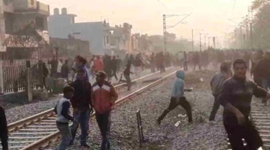 वन भूमि सर्वे के विरोध में हाइवे और रेल मार्ग जाम, पुलिस पर पथराव, कई घायल, कई घंटे तक खड़ी रही श्रीगंगानगर एक्सप्रेस