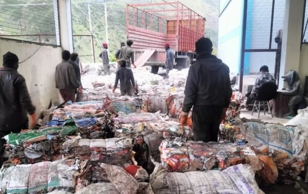 बदरीनाथ नगर पंचायत ने यात्रा काल में कूड़े से की 08 लाख से अधिक की आय