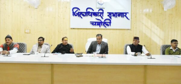 डीएम गौरव कुमार ने की पोखरी के पेयजल संकट की समीक्षा, जल निगम और जल संस्थान को तत्काल समाधान के दिए निर्देश