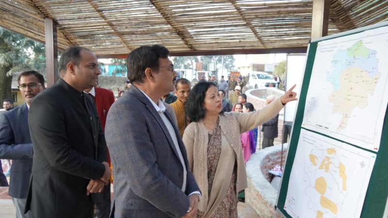 मुख्य सचिव आनंद बर्द्धन ने टनकपुर व शारदा क्षेत्र का किया निरीक्षण, विकास एवं बाड़ सुरक्षा कार्यों की समीक्षा
