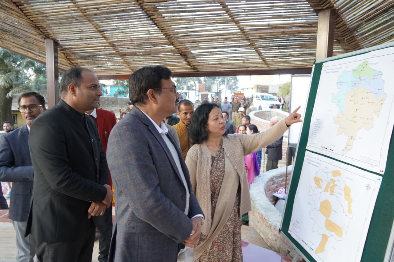 मुख्य सचिव आनंद बर्द्धन ने टनकपुर व शारदा क्षेत्र का किया निरीक्षण, विकास एवं बाड़ सुरक्षा कार्यों की समीक्षा