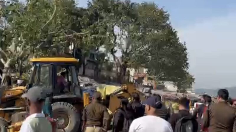 डीएम सविन बंसल के निर्देश पर एसडीएम एवं नगर आयुक्त ऋषिकेश के नेतृत्व में चंद्रभागा में अवैध अतिक्रमण ध्वस्त