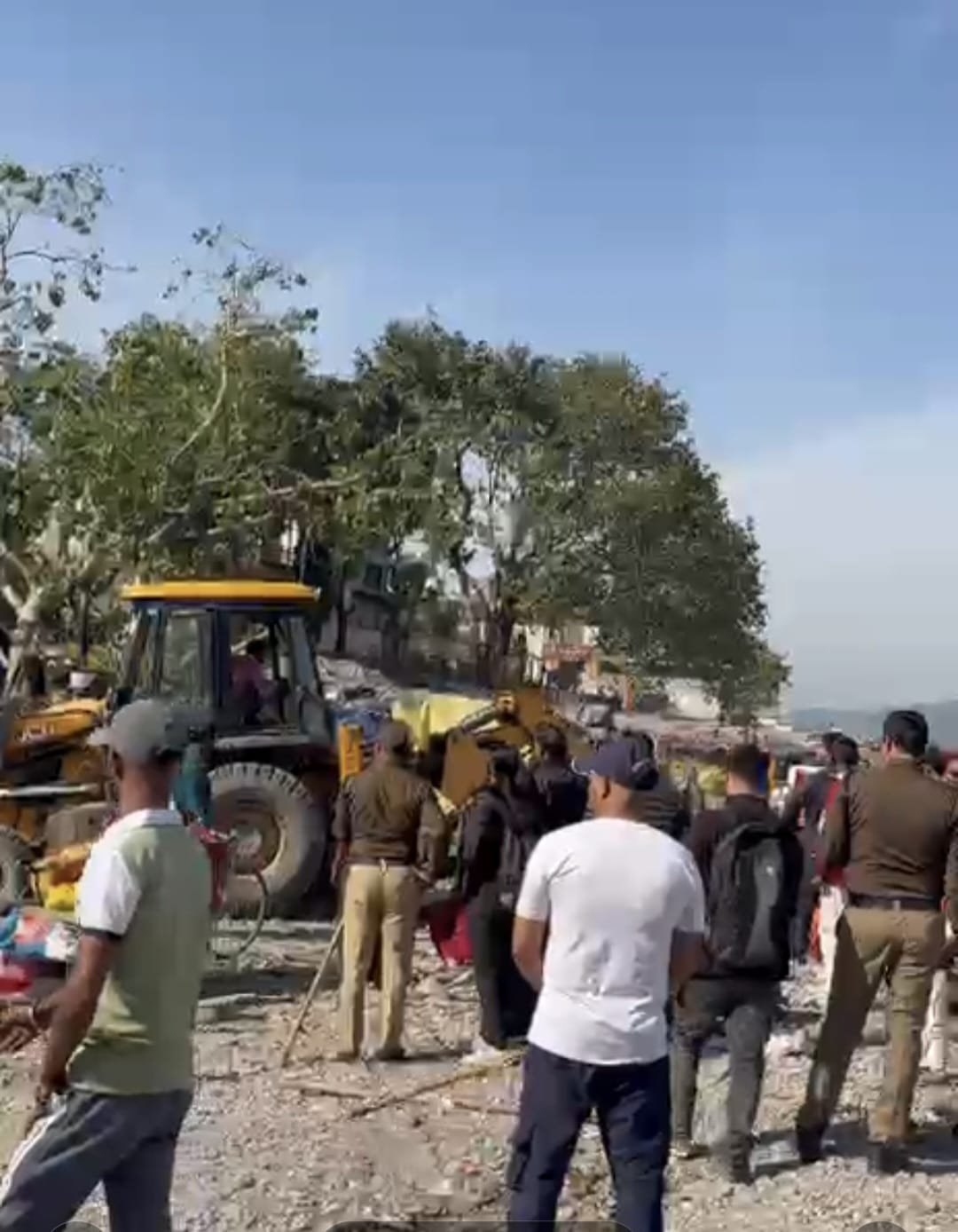 डीएम सविन बंसल के निर्देश पर एसडीएम एवं नगर आयुक्त ऋषिकेश के नेतृत्व में चंद्रभागा में अवैध अतिक्रमण ध्वस्त