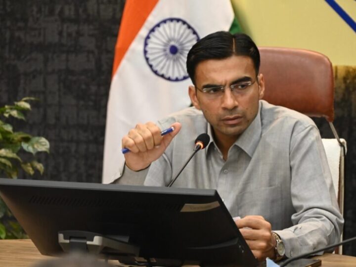 डीएम के निर्देश पर जिले के जनसेवा केंद्रों पर छापेमारी जारी, ऋषिकेश में जन सेवा केंद्र पर जिला प्रशासन ने लगाया ताला, किया सील