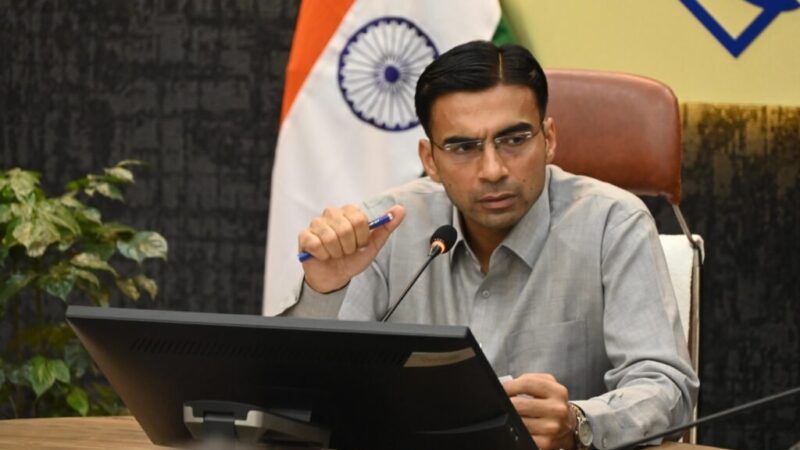 डीएम के निर्देश पर जिले के जनसेवा केंद्रों पर छापेमारी जारी, ऋषिकेश में जन सेवा केंद्र पर जिला प्रशासन ने लगाया ताला, किया सील