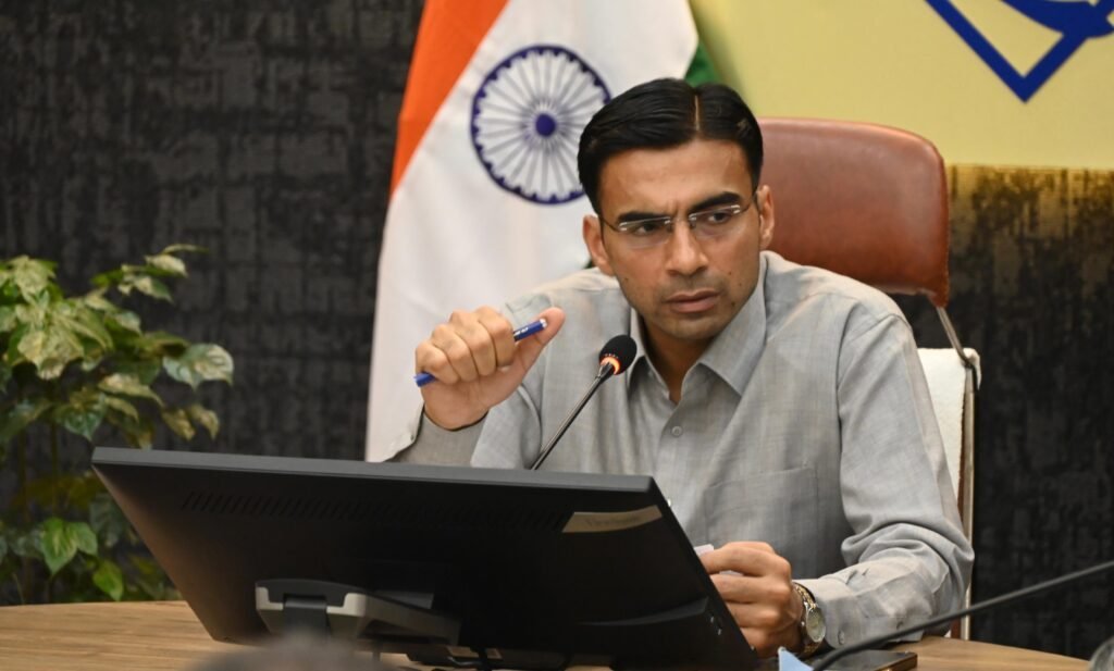 डीएम के निर्देश पर जिले के जनसेवा केंद्रों पर छापेमारी जारी, ऋषिकेश में जन सेवा केंद्र पर जिला प्रशासन ने लगाया ताला, किया सील