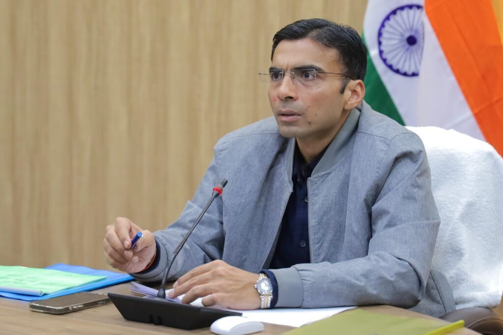 बेटे ने बीमार पिता की संपत्ति पर किया कब्जा, डीएम सविन बंसल का बड़ा एक्शन; गिफ्ट डीड रद्द, प्राथमिकी दर्ज