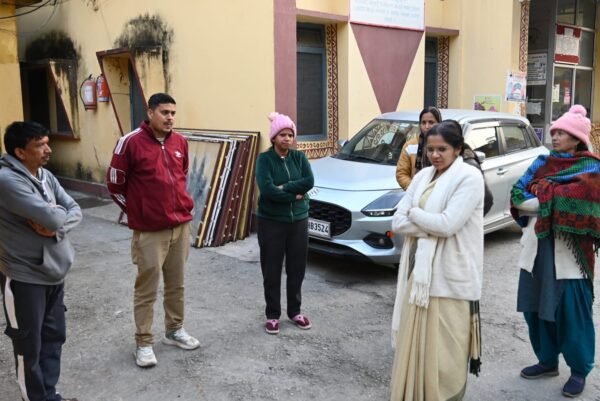 डीएम नितिका खण्डेलवाल ने PHC पिलखी का किया औचक निरीक्षण, आंदोलनकारियों से वार्ता कर उच्चीकृत स्वास्थ्य सुविधा का दिया आश्वासन