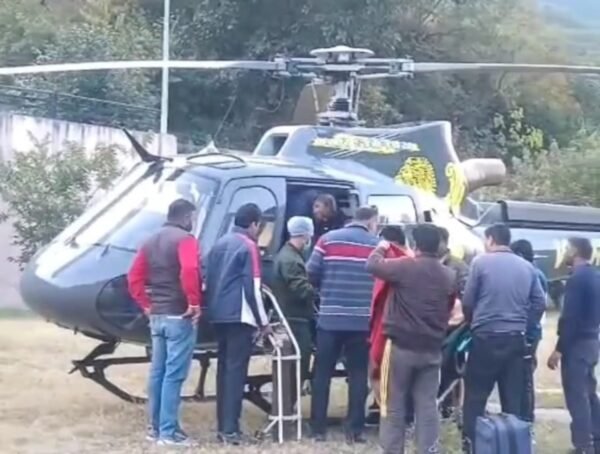 देवराड़ी तल्ली में घास लेने गई महिला पर गुलदार का हमला; डीएम स्वाति एस. भदौरिया की त्वरित कार्रवाई से घायल महिला को एयर एम्बुलेंस से एम्स ऋषिकेश किया गया एयरलिफ्ट