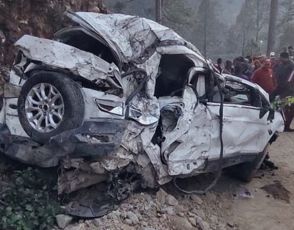 वाहन दुर्घटनाग्रस्त : तीन की मौत दो घायल