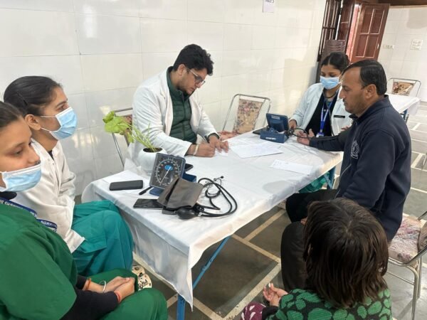 एसजीआरआर विश्वविद्यालय एवं श्री महंत इन्दिरेश अस्पताल के स्वास्थ्य शिविर का 841 मरीजों ने उठाया लाभ