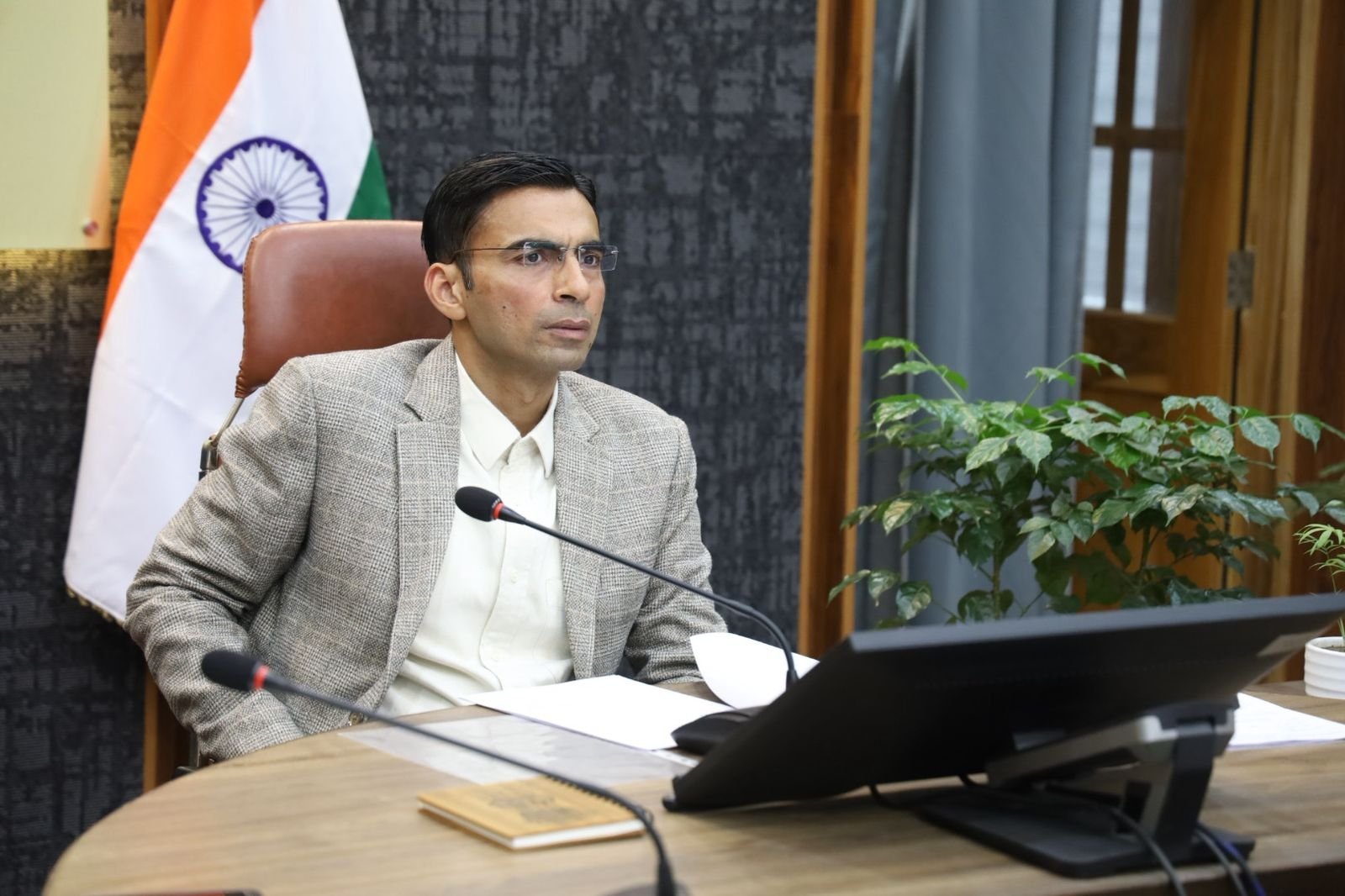 कूड़ा-करकट से बढ़ा प्रदूषण खतरा, डीएम सविन बंसल ने एनएचएआई व विभागों को नोटिस जारी किए