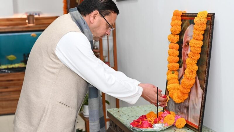 सीएम धामी ने सरदार पटेल की पुण्यतिथि पर अर्पित की श्रद्धांजलि