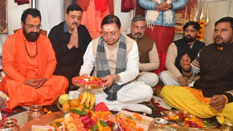 सीएम धामी ने दक्षेश्वर महादेव मंदिर में की पूजा-अर्चना, सिद्धपीठ हनुमानगढ़ी मंदिर के भी किए दर्शन