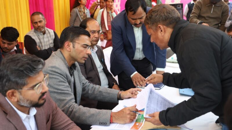 जनता की बीच पहुंचे डीएम सविन बंसल, ऋषिकेश में जन समस्याओं का ऑन द स्पॉट समाधान